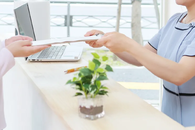 受付・問診票の記入